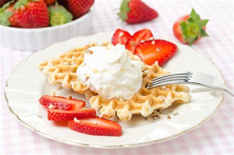 Immagine di waffle guarniti con fragole fresche e crema di mascarpone