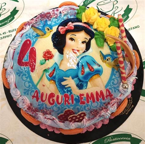 Illustrazione di una cialda in ostia applicata su torta con pasta di zucchero, mostrando potenziali difetti
