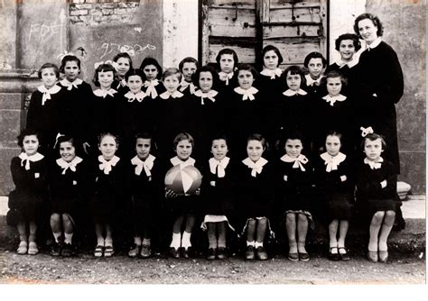 Vecchia foto di una classe scolastica italiana degli anni '30.