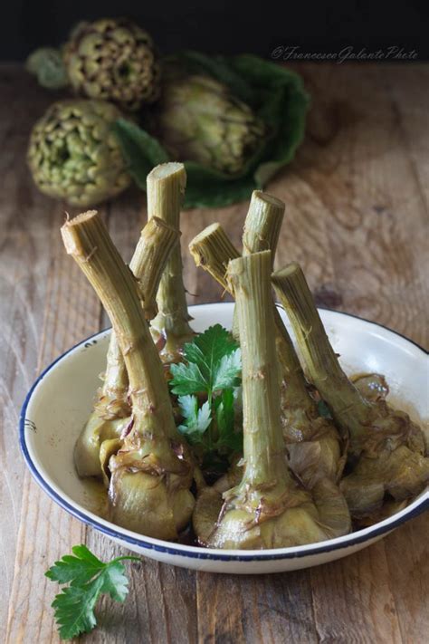 Carciofi che bollono in acqua e aceto in una pentola