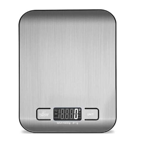 Bilancia da cucina con ingredienti per pizza