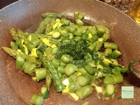 Asparagi cotti in padella con prezzemolo e parmigiano