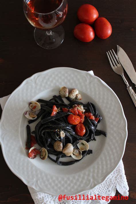 Ingredienti principali per la pasta al nero di seppia con vongole e pomodorini