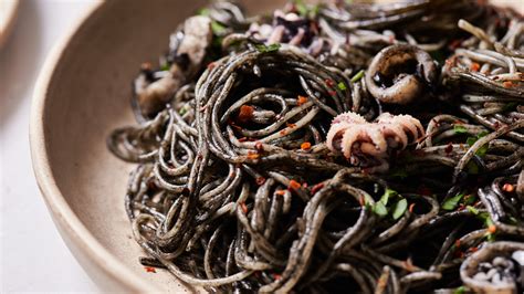 Processo di stesura e taglio della pasta fresca al nero di seppia