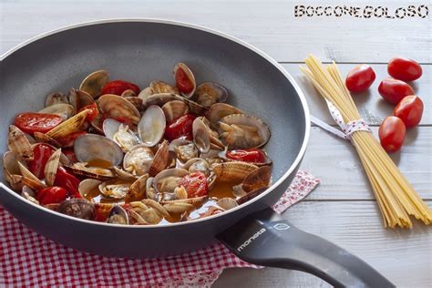 Ingredienti freschi per il sugo di vongole e pomodorini