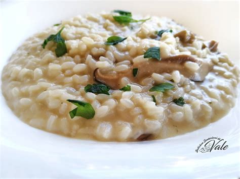 Impiattamento finale di un risotto ai funghi cremoso