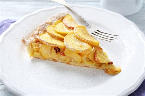 schema nutrizionale di una fetta di torta di mele light rispetto a una torta tradizionale