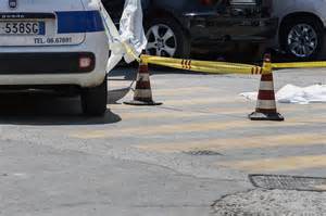 schema dell'incidente con auto che sfonda cancello e investe pedone
