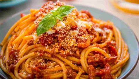 Un piatto di spaghetti al ragù con piselli
