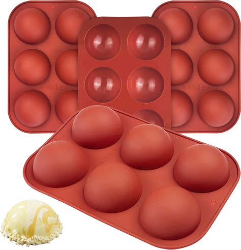 Stampo in silicone a semisfera con semifreddi pronti per essere sformati