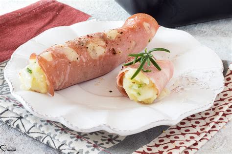 involtini di mortadella farciti con diversi ingredienti, disposti su un piatto da portata
