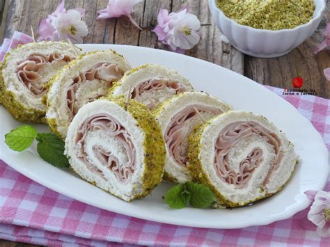 composizione di diversi tipi di rotolini di mortadella su un vassoio