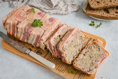 Un primo piano di una terrina con gli ingredienti base per la torta di prugne senza burro.