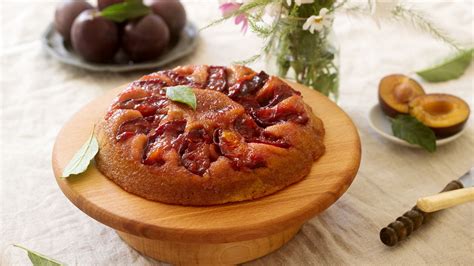 La tortiera con l'impasto e le prugne disposte a raggiera.