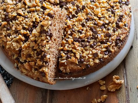 Un dettaglio della torta con l'aggiunta di noci e cannella.
