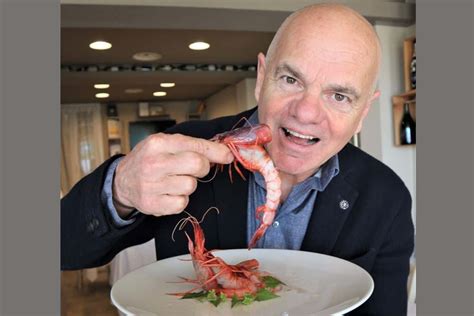 Enrico Derflingher che presenta un piatto di risotto