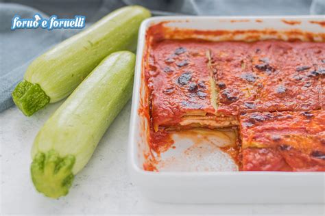 Ingredienti per la parmigiana di zucchine: zucchine, pomodoro, formaggio