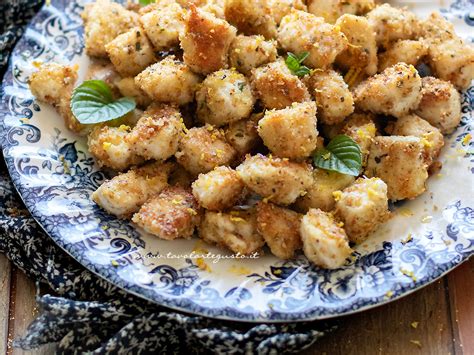 Primo piano di bocconcini di pollo dorati e croccanti