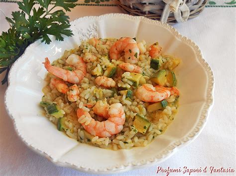 Piatto di risotto con gamberi e zucchine