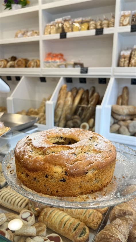ciambella appena sfornata con mele caramellate in superficie