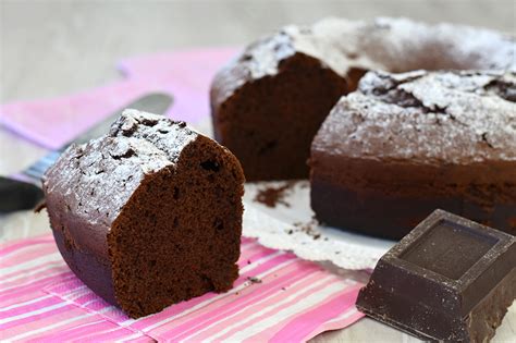 ciambellone al cioccolato tagliato a fette che mostrano la sua morbidezza