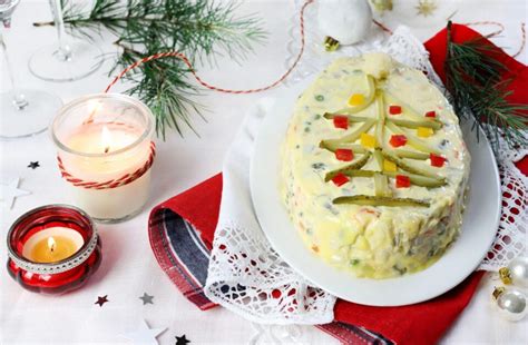 Insalata russa presentata come un albero di Natale decorato con verdure colorate