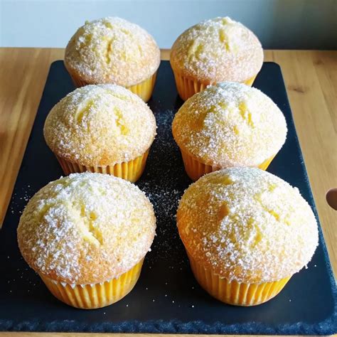 Immagine di muffin al cioccolato bianco e cocco appena sfornati, con una spolverata di cocco grattugiato in superficie.