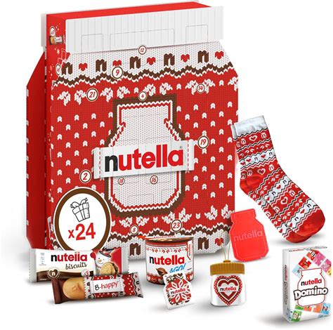 Design natalizio del Calendario dell'Avvento Nutella con motivi a maglia in rosso, bianco e marrone, mostrando alcune delle sorprese all'interno.