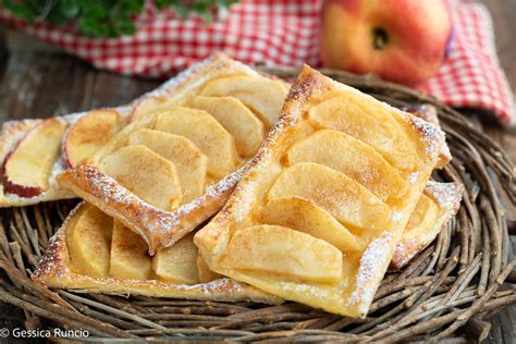 Sfogliatine di mele e marmellata decorate con zucchero a velo