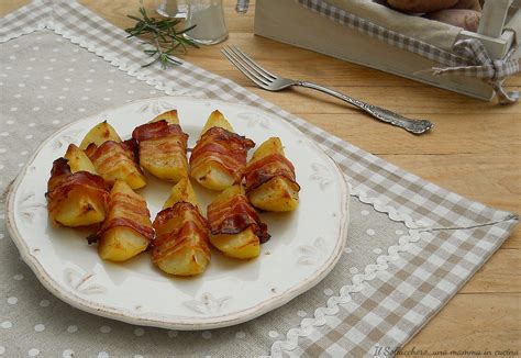 Immagine ravvicinata di patate al forno con pancetta che mostrano la croccantezza esterna e la morbidezza interna.