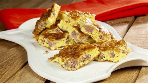 Illustrazione di una frittata con pezzi di salsiccia e una pizza con salsiccia sbriciolata