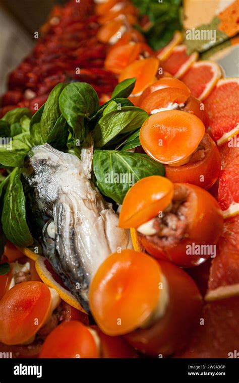 Composizione di diversi ingredienti freschi e confezionati