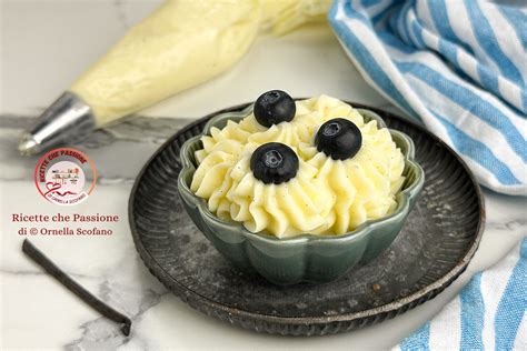 una ciotola di crema pasticcera liscia e lucida, con una frusta da cucina accanto