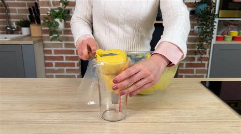 una sac à poche che deposita impasto per frittelle in olio caldo