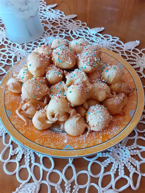 frittelle veneziane tonde e dorate, cosparse di zucchero a velo