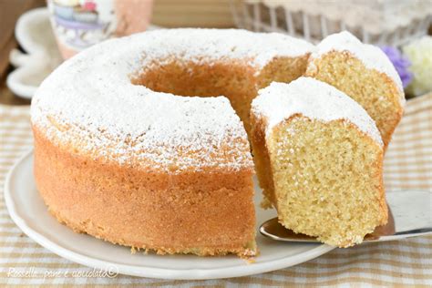 Una ciambella soffice e profumata, pronta per essere gustata a colazione.