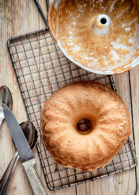 Una ciambella appena sfornata e posta a raffreddare su una gratella.