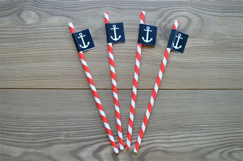 Un esempio di cake topper realizzato con cannucce colorate.