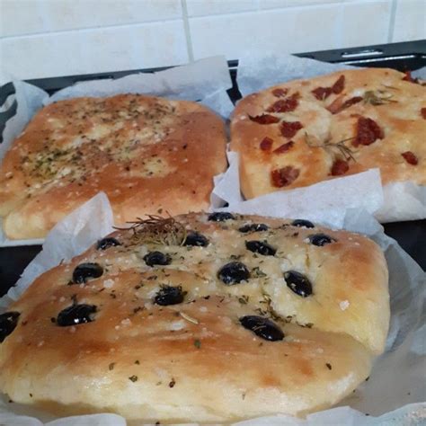 Focaccia lievitata e dorata pronta per essere infornata