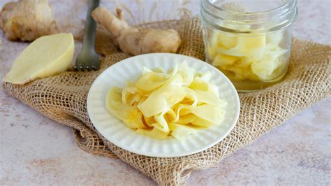 ingredienti per preparare lo zenzero marinato: zenzero fresco, aceto, zucchero, sale