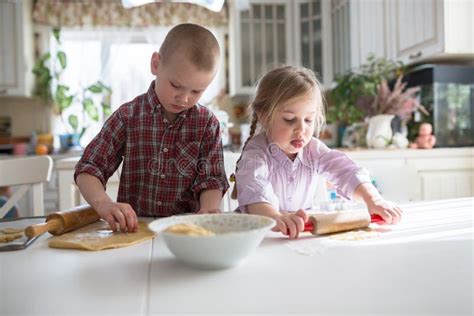 bambini che preparano una crostata in cucina