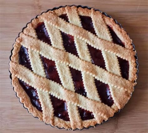 vista dall'alto di una crostata quadrata con marmellata e decorazioni a tema