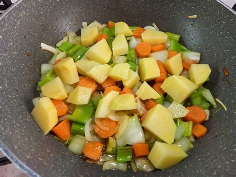 Immagine del cestello Bimby riempito con verdure miste