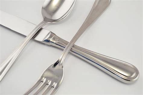 Illustrazione di oggetti di uso quotidiano con componenti metallici