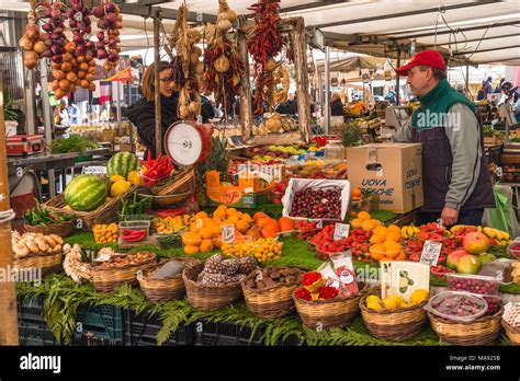 Mercato agricolo con bancarelle piene di prodotti freschi