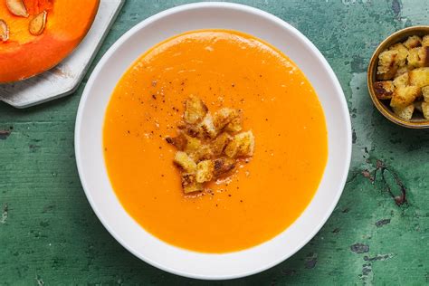 sequenza fotografica che mostra i passaggi chiave della preparazione della crema di zucca