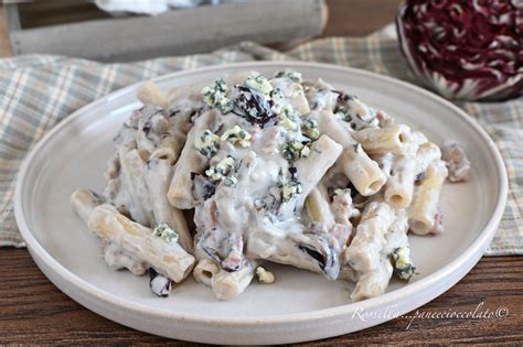 foto che illustra la mantecatura della pasta con il gorgonzola fuso