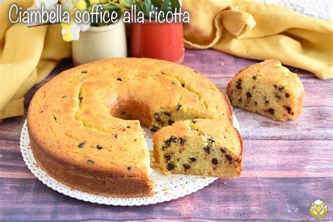 Illustrazione di una ciambella alla ricotta appena sfornata, soffice e dorata.