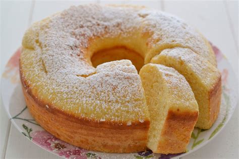 Schema dei passaggi per la preparazione dell'impasto della ciambella alla ricotta.