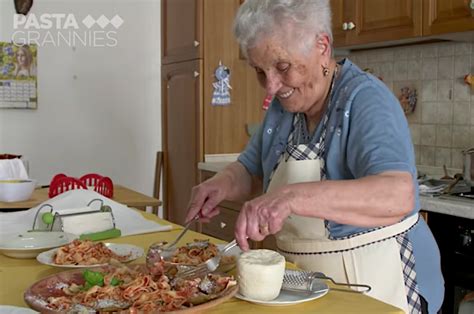 Foto d'archivio di una nonna che prepara un dolce in cucina.